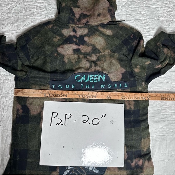 Queen flannel hoodie up cycle bleach pilling - Picture 5 of 9